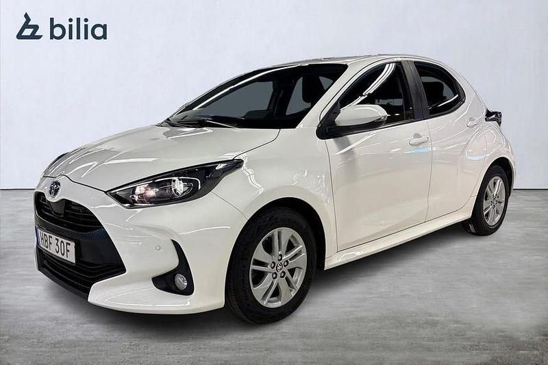 Vit Begagnad 2022 Toyota Yaris Hybrid Active Halvkombi | 189 900 kr (Marknadspris) - Bild 1/3