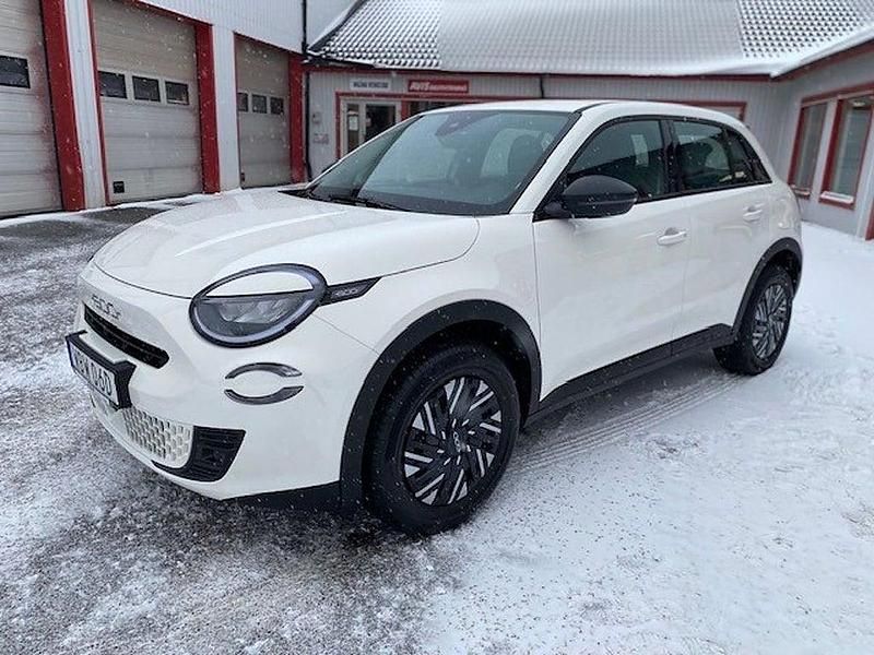 Vit Begagnad 2024 Fiat 600 Icon SUV | 299 900 kr (Marknadspris) - Bild 1/4