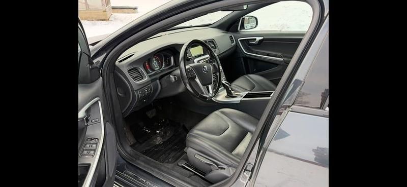 Begagnad Volvo V60 CC 190 HK (139 kW) 2016 Gråmetallic Kombi