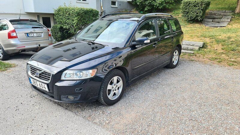 Svart Begagnad 2008 Volvo V50 Momentum Kombi | 32 900 kr (Marknadspris) - Bild 1/4