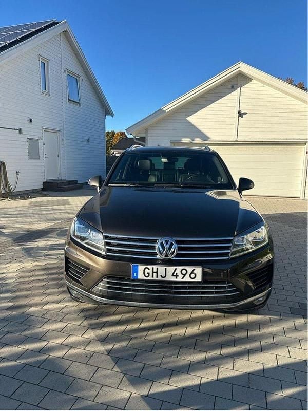 Brun Begagnad 2017 VW Touareg SUV | 235 000 kr (Marknadspris) - Bild 1/4