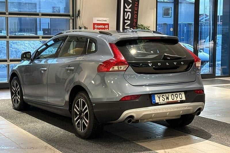 Begagnad Volvo V40 CC Business Edition 152 HK (111 kW) 2018 Blå metallic Kombi