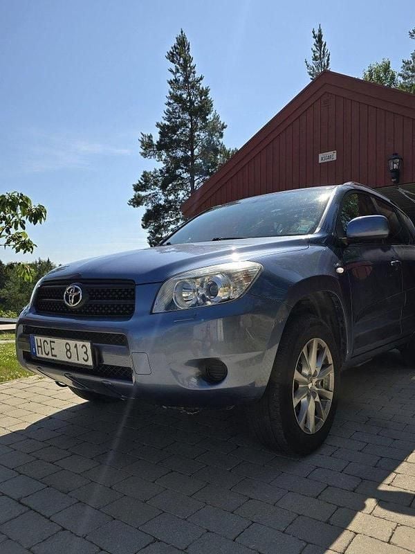Blå Begagnad 2008 Toyota RAV4 SUV | 63 000 kr (Marknadspris) - Bild 1/4