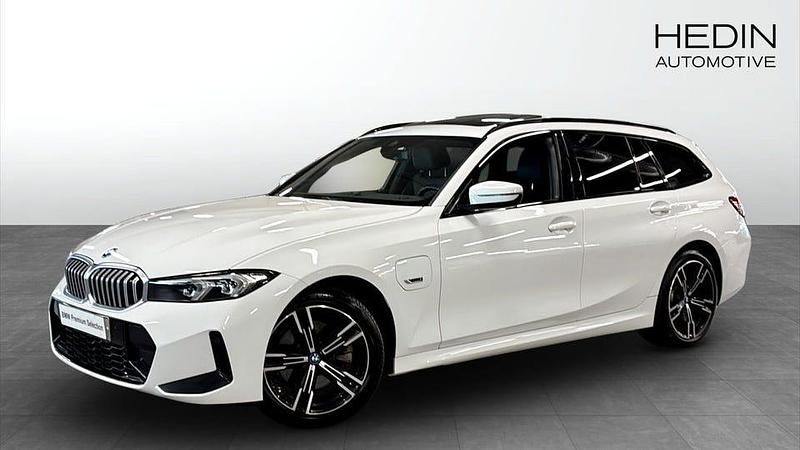 Begagnad BMW 330 M Sport 184 HK (135 kW) 2023 Vit Kombi