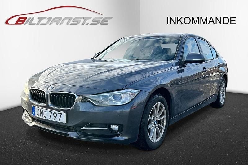 Grå Begagnad 2014 BMW 320 Sport Line Sedan | 149 900 kr - Bild 1/4