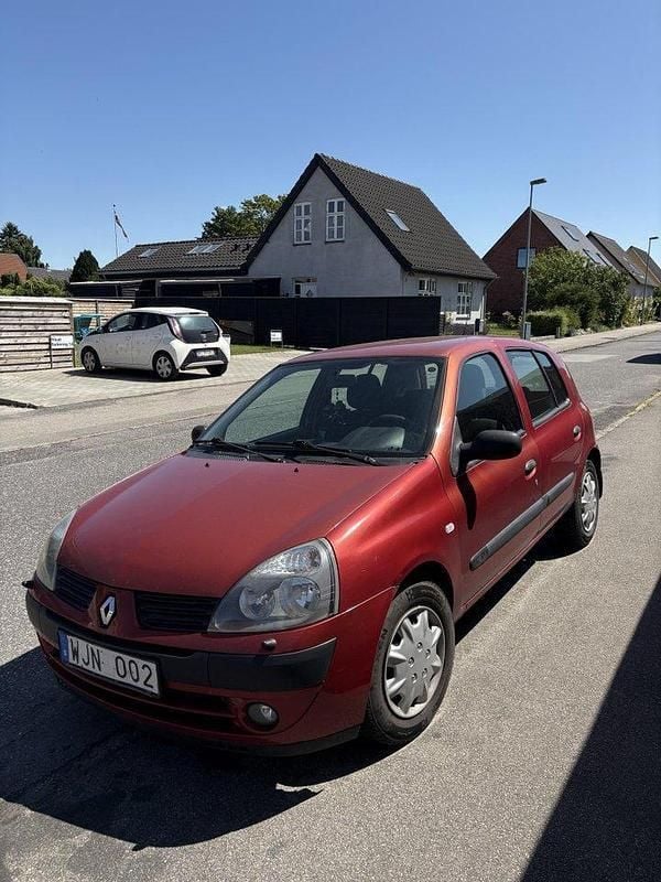 Röd Begagnad 2005 Renault Clio R.S. Expression Halvkombi | 15 000 kr (Marknadspris) - Bild 1/4