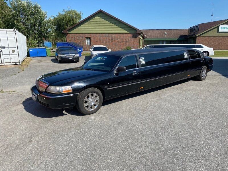 Svart Begagnad 2011 Lincoln Town Car Sedan | 295 000 kr - Bild 1/4