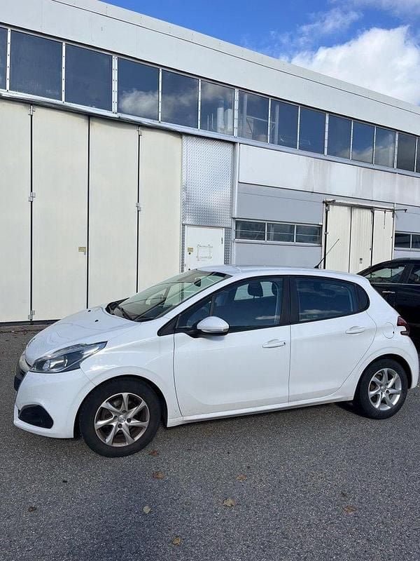 Vit Begagnad 2015 Peugeot 208 Halvkombi | 68 000 kr (Marknadspris) - Bild 1/4
