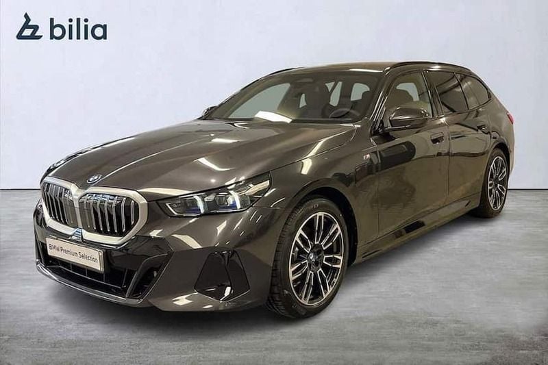 Grå Begagnad 2024 BMW 530e M Sport Kombi | 679 900 kr (Marknadspris) - Bild 1/3