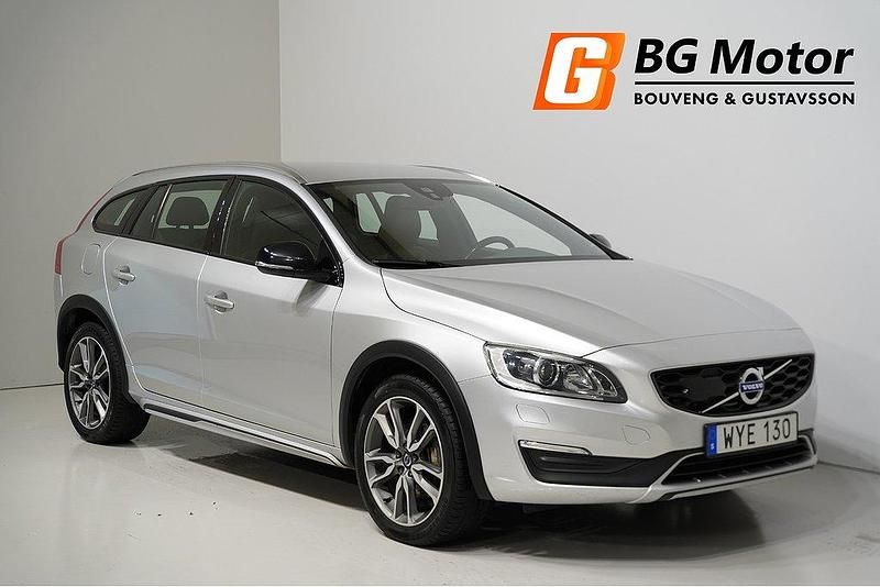 Silver Begagnad 2016 Volvo V60 CC Summum Kombi | 179 500 kr (Lite dyr) - Bild 1/4