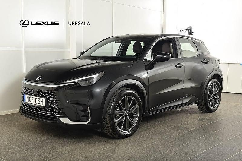 Svart Begagnad 2024 Lexus LBX SUV | 349 900 kr (Marknadspris) - Bild 1/4