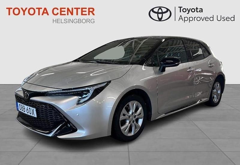 Silver Begagnad 2024 Toyota Corolla Hybrid Sport Halvkombi | 339 900 kr (Dyr) - Bild 1/4