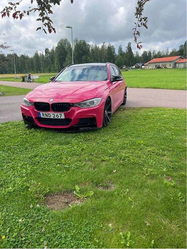 Vit Begagnad 2014 BMW 320 Sport Line Kombi | 120 000 kr (Marknadspris) - Bild 1/4