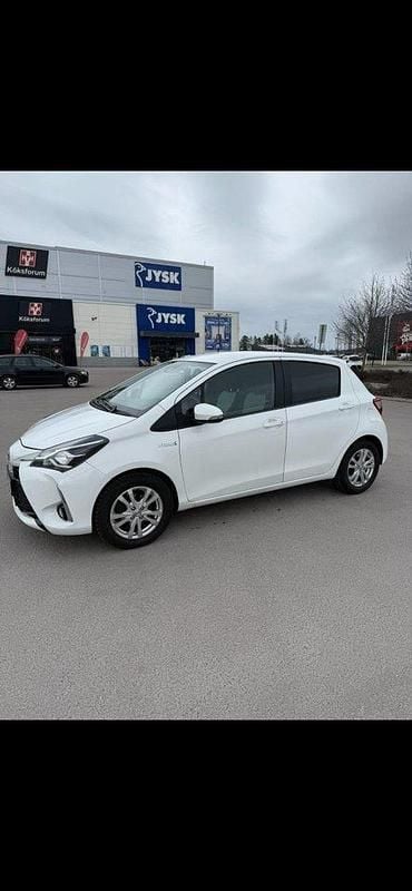 Vit Begagnad 2020 Toyota Yaris Hybrid Active Halvkombi | 118 000 kr (Bra pris) - Bild 1/4