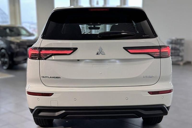 Ny Mitsubishi Outlander P-HEV Invite 306 HK (225 kW) 2025 Vit solid SUV