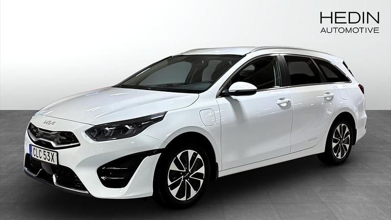 Vit (white) Begagnad 2022 Kia Ceed Sportswagon Kombi | 219 900 kr (Marknadspris) - Bild 1/4