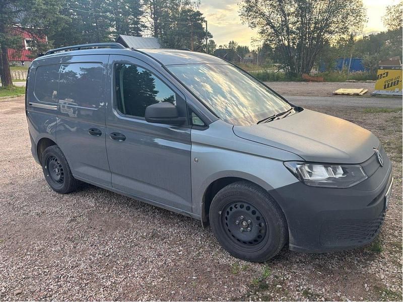 Grå Begagnad 2023 VW Caddy Minibuss | 230 000 kr - Bild 1/4