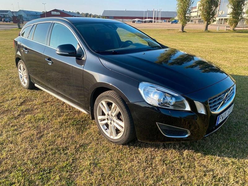 Svart Begagnad 2012 Volvo V60 Momentum Kombi | 59 900 kr (Marknadspris) - Bild 1/4
