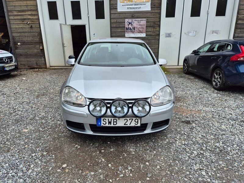 Silver Begagnad 2006 VW Golf V Trendline Halvkombi | 32 900 kr (Marknadspris) - Bild 1/4