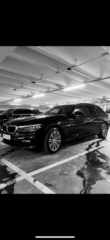 Svart Begagnad 2018 BMW 520 Sport Line Kombi | 187 000 kr (Superpris) - Bild 1/3