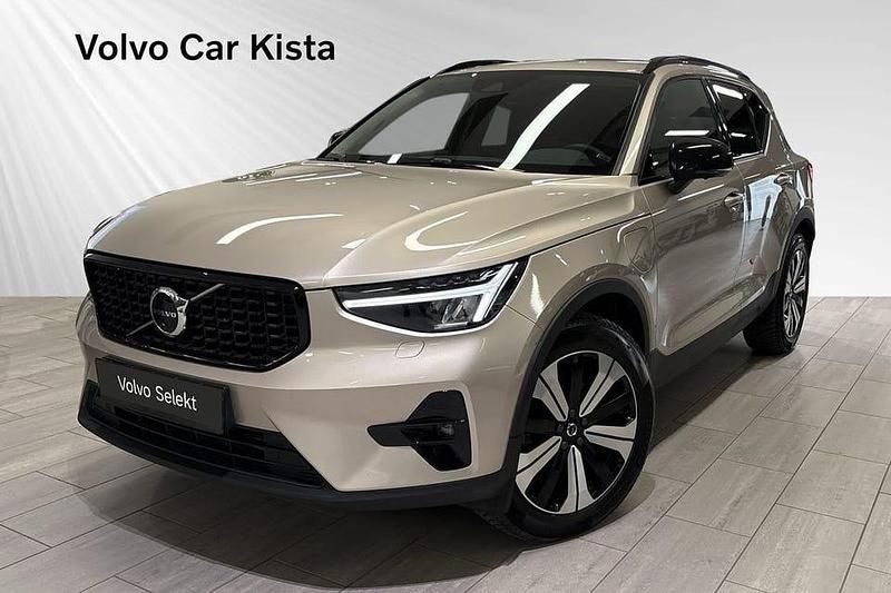 Grå Begagnad 2023 Volvo XC40 Plus SUV | 389 900 kr (Marknadspris) - Bild 1/3