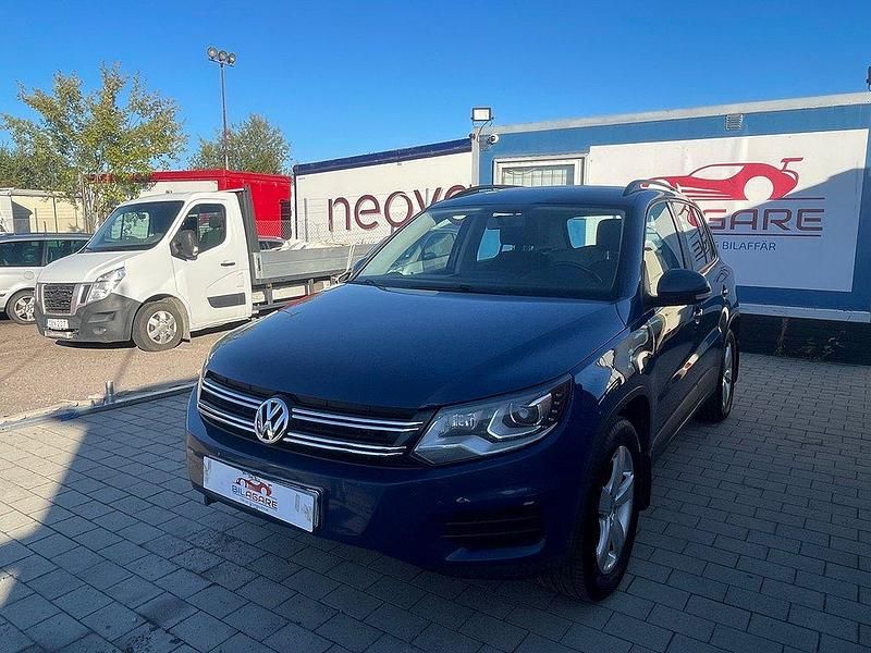 Mörkblå (blå) Begagnad 2012 VW Tiguan S SUV | 79 900 kr (Lite dyr) - Bild 1/4
