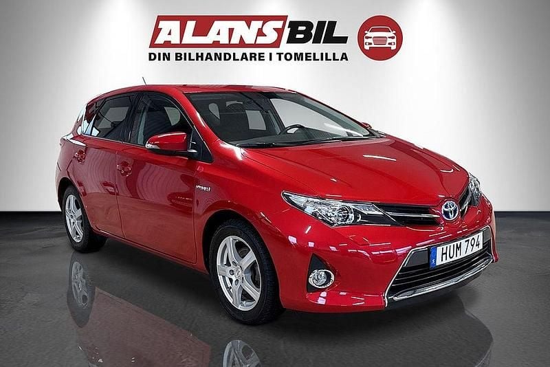 Begagnad Toyota Auris Hybrid Edition 136 HK (100 kW) 2015 Röd Halvkombi