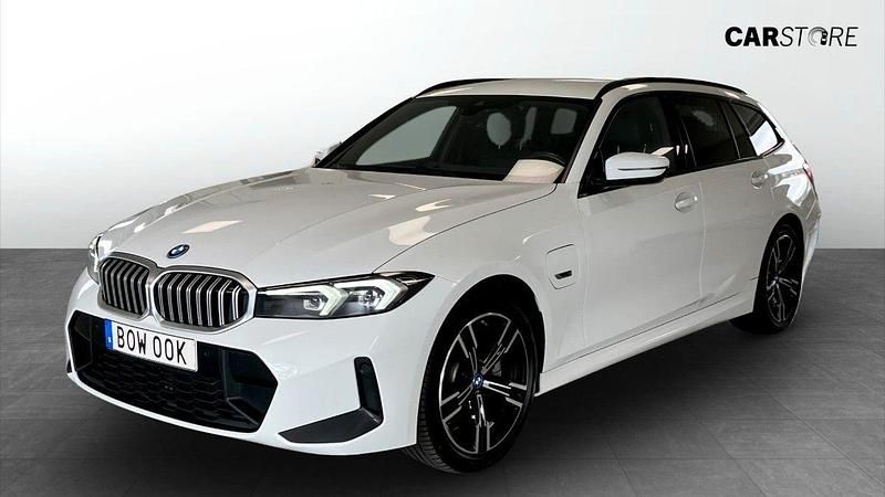 Vit (white) Begagnad 2022 BMW 330e M Sport Kombi | 399 900 kr - Bild 1/4