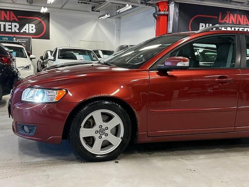 Begagnad Volvo V50 Momentum 136 HK (100 kW) 2008 Röd Kombi