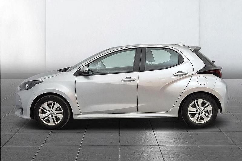 Silver Begagnad 2022 Toyota Yaris Active Halvkombi | 198 900 kr (Marknadspris) - Bild 1/3