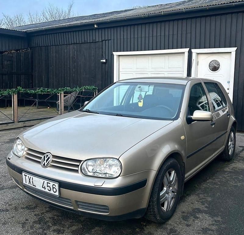 Ljusbrun Begagnad 2002 VW Golf IV Halvkombi | 9 900 kr (Marknadspris) - Bild 1/4