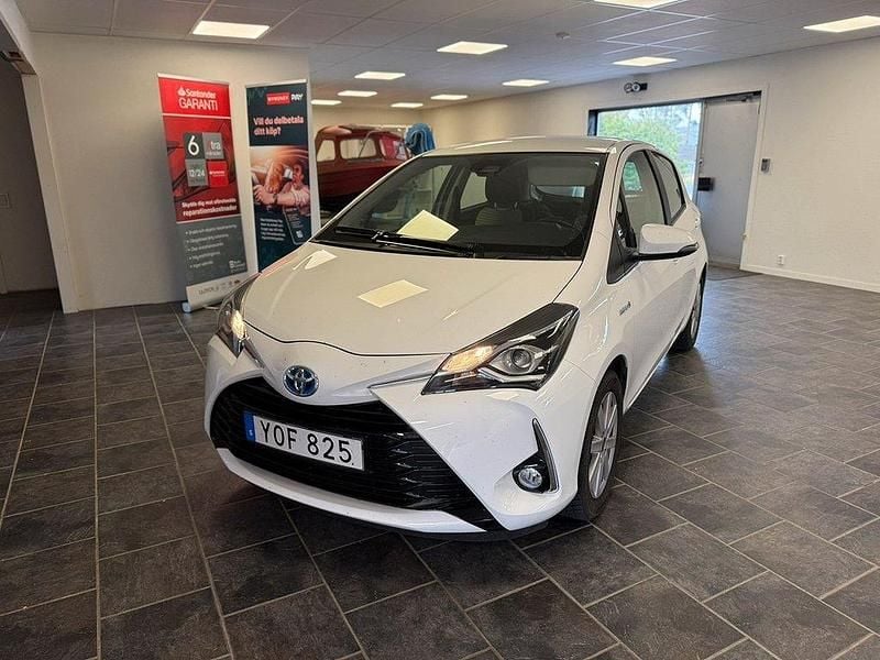 Vit Begagnad 2018 Toyota Yaris Hybrid Active Halvkombi | 149 700 kr (Superpris) - Bild 1/4