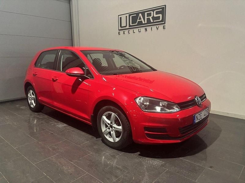 Röd Begagnad 2013 VW Golf VII Halvkombi | 74 500 kr (Lite dyr) - Bild 1/4