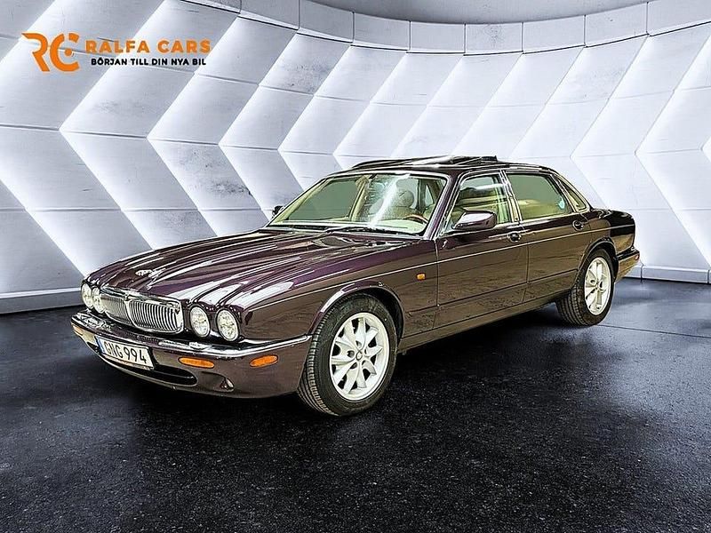 Mörkröd Begagnad 1998 Jaguar XJ Sovereign Sedan | 99 000 kr (Marknadspris) - Bild 1/3