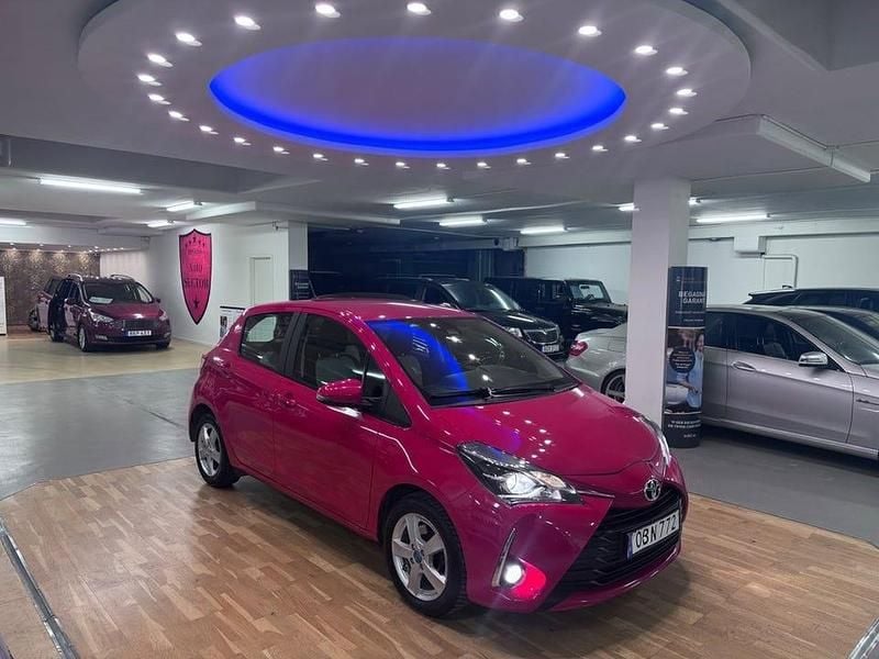 Röd Begagnad 2018 Toyota Yaris Multidrive S Halvkombi | 114 900 kr (Bra pris) - Bild 1/4