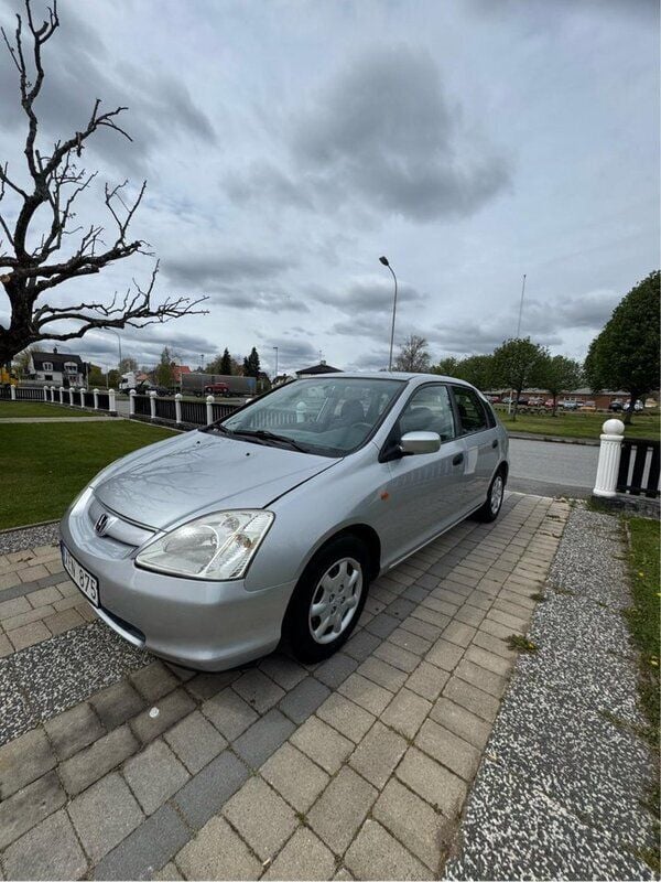 Grå Begagnad 2001 Honda Civic Halvkombi | 24 000 kr (Marknadspris) - Bild 1/4