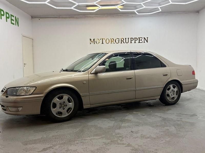 Begagnad Toyota Camry 126 HK (92 kW) 2001 Brun Sedan