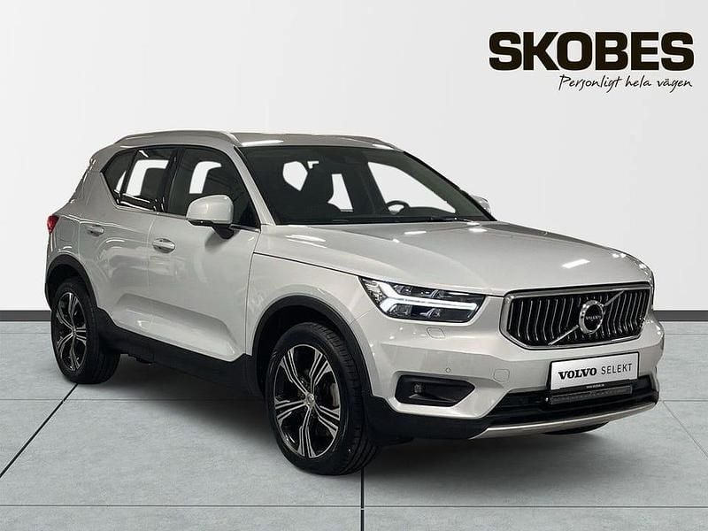 Silver Begagnad 2021 Volvo XC40 Inscription SUV | 364 300 kr (Marknadspris) - Bild 1/3