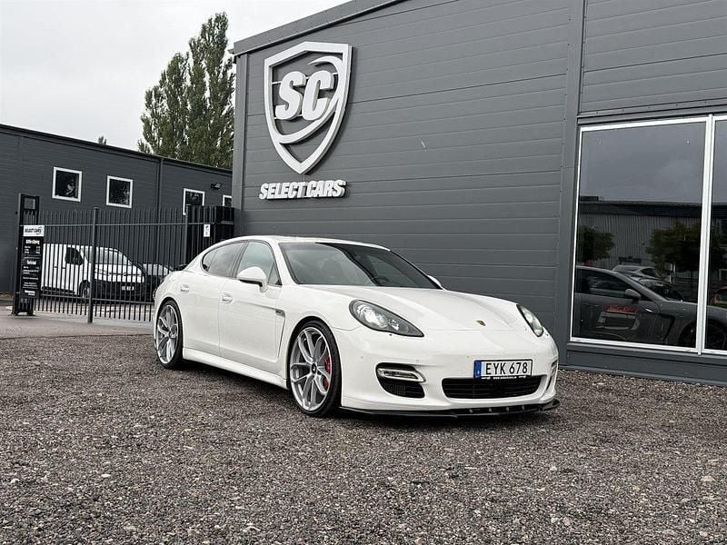 Vit Begagnad 2012 Porsche Panamera Turbo Sedan | 369 900 kr (Marknadspris) - Bild 1/4