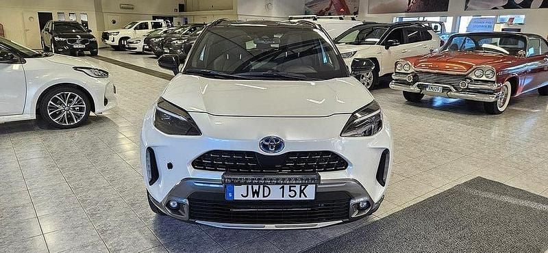 Vit Begagnad 2023 Toyota Yaris Cross SUV | 379 000 kr (Dyr) - Bild 1/4