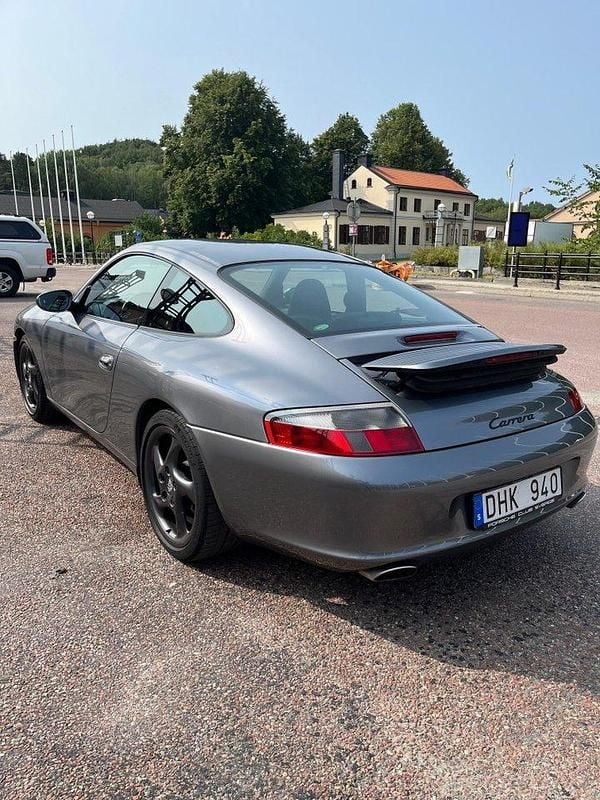 Grå Begagnad 2002 Porsche 911 Carrera Sportkupé | 415 000 kr (Marknadspris) - Bild 1/4