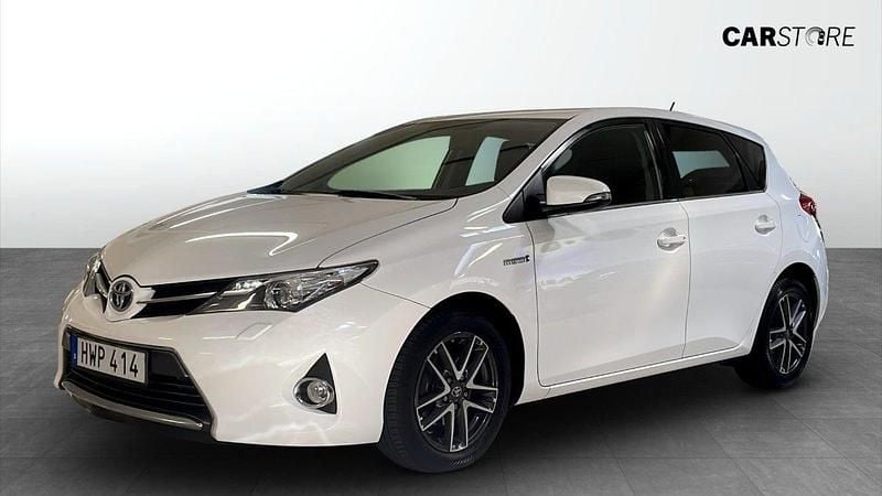 Vit Begagnad 2015 Toyota Auris Hybrid Edition Halvkombi | 114 900 kr (Marknadspris) - Bild 1/4