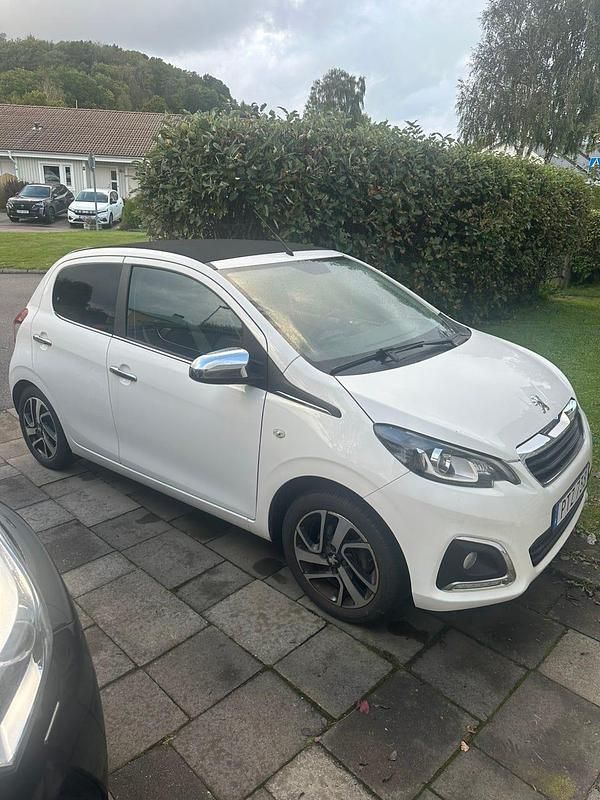 Vit med svart canvastak Begagnad 2016 Peugeot 108 | 57 000 kr (Superpris) - Bild 1/4