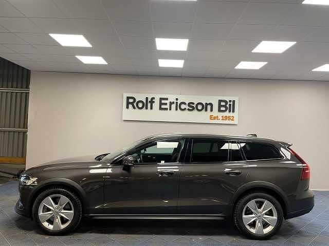 Begagnad 2024 Volvo V60 CC Kombi | 419 500 kr (Superpris) - Bild 1/3