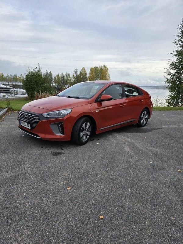Orange Begagnad 2017 Hyundai Ioniq Comfort Sedan | 102 000 kr (Marknadspris) - Bild 1/4