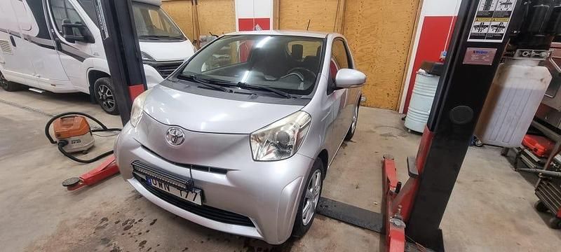 Begagnad 2009 Toyota iQ Halvkombi | 34 000 kr (Marknadspris) - Bild 1/4