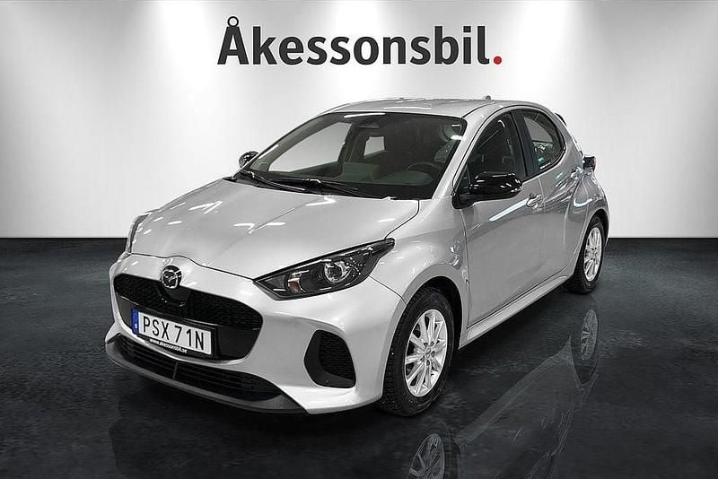 Grå Begagnad 2024 Mazda 2 Center-Line Halvkombi | 239 900 kr (Marknadspris) - Bild 1/4