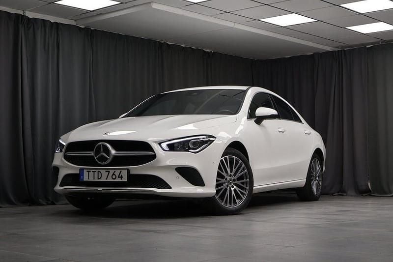 Vit Begagnad 2023 Mercedes CLA250 Advanced Plus Sedan | 329 000 kr (Bra pris) - Bild 1/4