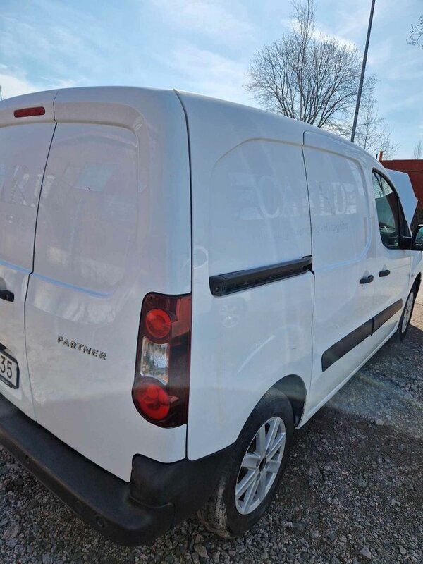 Vit Begagnad 2016 Peugeot Partner Minibuss | 59 000 kr (Marknadspris) - Bild 1/4
