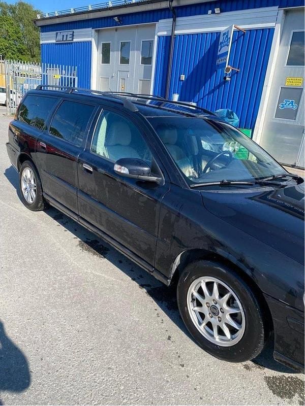 Svart Begagnad 2008 Volvo V70 Momentum Kombi | 35 000 kr (Superpris) - Bild 1/4